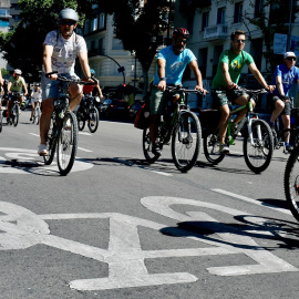 Varios ciudadanos participan en una marcha en Madrid en favor de la movilidad urbana en bicicleta.