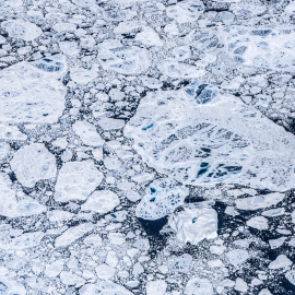 Los inuits, que viven en el norte de Alaska, acostumbraban a cazar ballenas que servían para alimentar a toda la comunidad. Para mantenerlas, solían excavar unos depósitos bajo la superficie en los que dejar la carne. El permafrost se encar