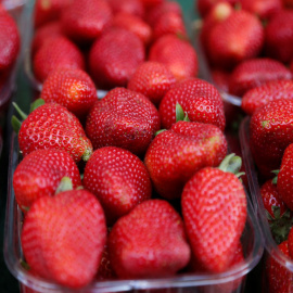 Envases de fresas. REUTERS