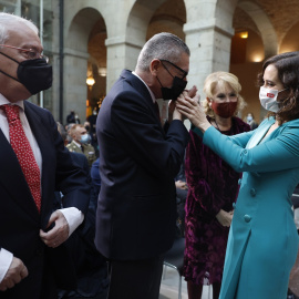 El expresidente de la Comunidad de Madrid, Joaquín Leguina; el exalcalde de Madrid, Alberto Ruiz-Gallardón que saluda a la presidenta de la Comunidad de Madrid, Isabel Díaz Ayuso y la expresidenta de la Comunidad de Madrid, Esperanza Aguirr