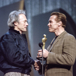 Arnold Schwarzenegger y Clint Eastwood en la gala de los Premios Oscar de 1995.