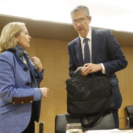 La vicepresidenta primera y ministra de Asuntos Económicos, Nadia Calviño, habla con el gobernador del Banco de España, Pablo Hernández de Cos, en Madrid, a 9 de marzo de 2023.