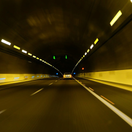 Fotografía de un túnel con poca iluminación.