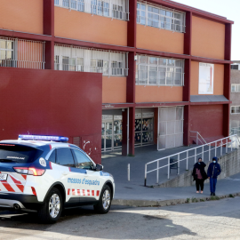 10-3-2023 L'institut Enric Borràs de Badalona, amb una patrulla dels Mossos d'Esquadra a la porta