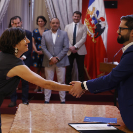 11/03/2023. Gabriel Boric estrecha la mano de Aisén Etcheverry durante su nombramiento como nueva ministra de Ciencias y Tecnología, a 10 de marzo de 2023.