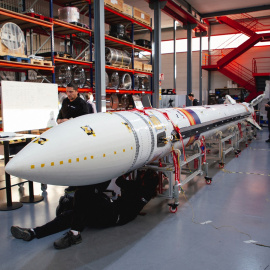 El microlanzador suborbital español 'Miura 1' en la sede de la empresa fabricante PLD Space antes de transportarlo a la plataforma de lanzamiento, en Elche.