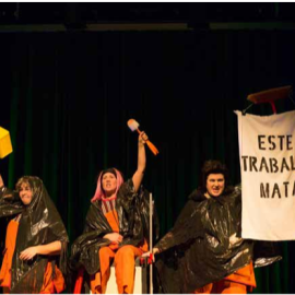 Una escena de la obra de teatro 'As que limpian', de la compañía A Panadaría.