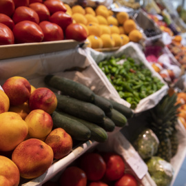 Un puesto de frutas y verduras de un mercado de abastos de Sevilla, a 12 de agosto de 2022.