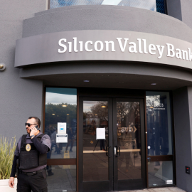 Un guardia de seguridad frente a la entrada de la sede del Silicon Valley Bank en Santa Clara, California, EEUU, 13 de marzo de 2023