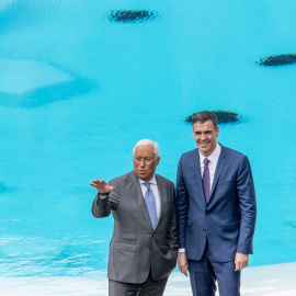 El presidente del Gobierno de España, Pedro Sánchez (d), junto al primer ministro de la República Portuguesa, Antonio Costa (i), en los Jameos del Agua, Lanzarote