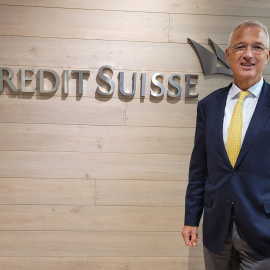 El presidente de Credit Suisse, Axel Lehmann, posa en una de las oficinas del banco en Singapur el 30 de agosto de 2022.