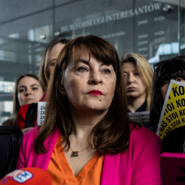 La activista polaca Justyna Wydrzynska (centro) comparece ante los periodistas en el tribunal de Varsovia cuando acudió a la próxima audiencia de su caso, a 14 de marzo de 2023.