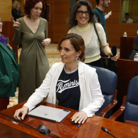 La portavoz de Más Madrid, Mónica García (delante), a su llegada al pleno de la Asamblea de Madrid el 9 de marzo de 2023.