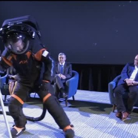 La NASA presenta los nuevos trajes de sus astronautas