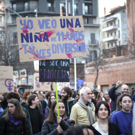 Miles de mujeres protestan durante la manifestación convocada por 8M, a 8 de marzo de marzo de 2023, en Girona, Catalunya (España).