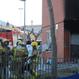 22/03/2023 - Diversos bombers a l'exterior de l'edifici de Rubí que s'ha incendiat.