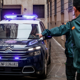 Un coche de la Policía Nacional y dos Guardias Civiles en Valencia a 21 de febrero de 2023