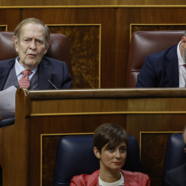 22/03/2023.- El profesor Ramón Tamames, sentado junto al líder de Vox, Santiago Abascal, interviene durante la segunda y última jornada del debate de la moción de censura que impulsa Vox. EFE/Chema Moya