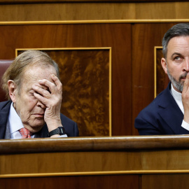 22/03/2023.- El profesor Ramón Tamames (i) y el líder de Vox, Santiago Abascal (c), durante la segunda y última jornada del debate de la moción de censura que impulsa Vox, con Ramón Tamames de candidato, contra el Gobierno del socialista Pe