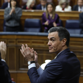 El presidente del Gobierno, Pedro Sánchez, aplaude tras ser rechazada la moción de censura que impulsa Vox, con Ramón Tamames de candidato