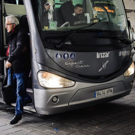 Un hombre baja de un autocar en la Estación Sur de Autobuses Méndez Álvaro, a 8 de febrero de 2023, en Madrid (España).