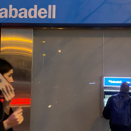 Un hombre  opera en un cajero automático de una oficina del Banco Sabadell en Barcelona. REUTERS/Nacho Doce