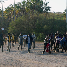 Decenas de migrantes tras saltar la valla fronteriza y conseguir llegar a la ciudad de Melilla