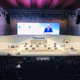 El presidente de Banco Sabadell, Josep Oliu, durante su intervención en la junta de accionistas de la entidad, celebrada en Alicante.