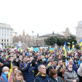 06/03/2022 - Centenars de persones, moltes ucraïneses, s'han aplegat aquest diumenge a la plaça de Catalunya de Barcelona contra la guerra.