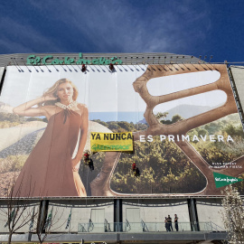 Activistas de Greenpeace se han descolgado a más de 25 metros de altura en el edificio de El Corte Inglés de Nuevos Ministerios, en Madrid a 23 de marzo de 2023.