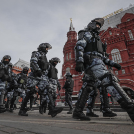 Policías rusos se despliegan antes de una manifestación no autorizada contra la operación especial rusa en Ucrania, en el centro de Moscú, Rusia, el 6 de marzo de 2022.