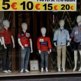 Mniquíes en el escaparate de una tienda en la localidad malagueña de Ronda. REUTERS/Jon Nazca