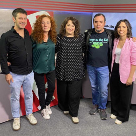 De izquierda a derecha, Sato Díaz, Cristina Fallarás, Virginia Pérez Alonso, David Torres y Marta Nebot, antes del debate.