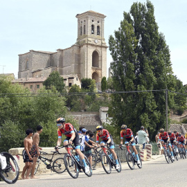 Foto de archivo de varios ciclistas durante la Vuelta Ciclista a Burgos.