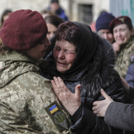 Una mujer ucraniana llora durante una ceremonia fúnebre de tres soldados ucranianos muertos en combates con las fuerzas rusas, en Lviv, Ucrania, 09 de marzo de 2022.