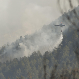 25/03/2023. Un helicóptero trabaja en la extinción del incendio en la zona de los Peiros, en la provincia de Teruel, a 25 de marzo de 2023.