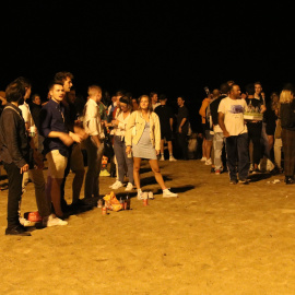 02/10/2021 - Imatge d'arxiu d'un botellot a la Barceloneta aquesta tardor.