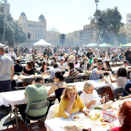 26/03/2023 - La calçotada multitudinària que s'ha fet a la plaça Catalunya de Barcelona en defensa de la sobirania alimentària.