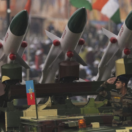 el 26 de enero de 2022, un soldado saluda junto a un sistema de misiles Akash durante el desfile del 73º Día de la República de India en Rajpath en Nueva Delhi.