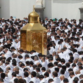 Los musulmanes realizan la oración del viernes en la Gran Mezquita de La Meca sin distanciamiento social después de que Arabia Saudita levantó las medidas de precaución y prevención relacionadas con la lucha contra Corona.