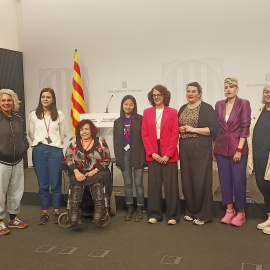 La consellera Tània Verge i la presidenta de l'Institut Català de les Dones, Meritxell Benedí, acompanyades d'activistes en la presentació del pla.