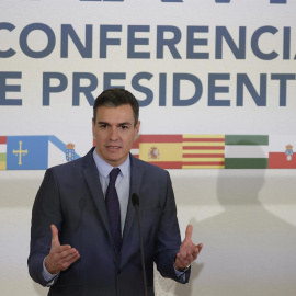 El presidente del Gobierno, Pedro Sánchez, durante su intervención en la reunión de la XXVI Conferencia de Presidentes se celebra este domingo en el Museo Arqueológico Benahoarita, en la localidad de Los Llanos de Aridane