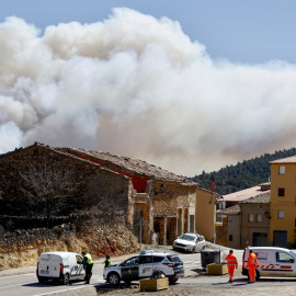 La Guardia Civil y miembros de emergencias en la entrada a Villanueva de Viver (Castelló), durante el incendio que ha calcinado cerca de 4000 hectáreas, a 27 de marzo de 2023.