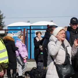 Una mujer ucraniana llora momentos después de cruzar la frontera hacia Polonia.