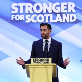 El nuevo líder del Partido Nacional Escocés, Humza Yousaf, durante su primer discurso en el estadio de Murrayfield  de Edimburgo.