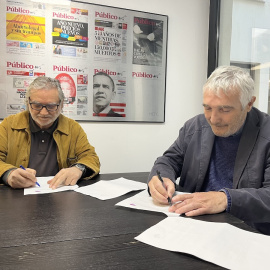 Fernando Lezcano (izqda.), presidente de la Fundación cultural 1º de Mayo, junto a Orencio Osuna (dcha.), director de la Fundación Estudios y Debate Espacio Público, rubrican el acuerdo de colaboración, a 27 de marzo de 2022.