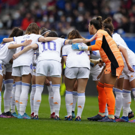 13/03/2022-Las jugadoras del Real Madrid femenino antes del partido contra el FC Barcelona disputado en el estadio Johan Cruyff de Sant Joan Despí este domingo.