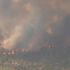 El incendio de Castellón sigue activo y obliga a desalojar otras tres poblaciones