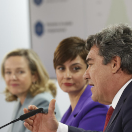 Los ministros de Seguridad Social, José Luis Escrivá, Política Territorial, Isabel Rodríguez, y la vicepresidenta y ministra de Economía, Nadia Calviño, durante la rueda de prensa ofrecida tras el Consejo de Ministros