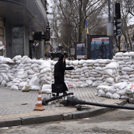 Una mujer pasa junto a una trinchera en la ciudad ucraniana de Odesa.